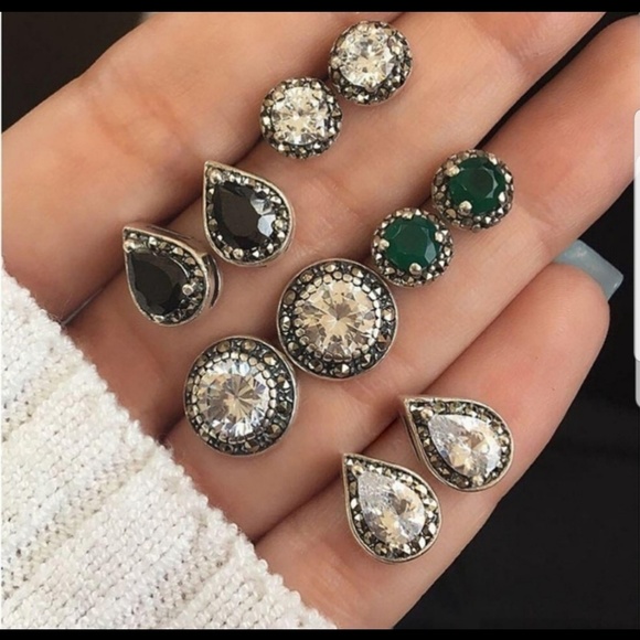 Jewelry - ❤❤ 5 Pair of Stud Earrings ❤❤❤